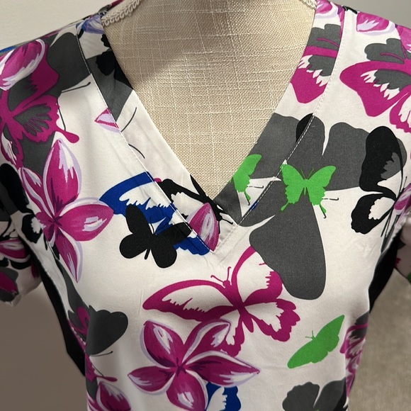 NEVERWORN woman’s scrub top - Picture 2 of 5
